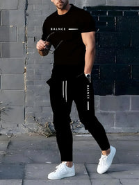 Conjunto de duas peças composto por camiseta de gola careca respirável e calça *oversized* de pernas largas.
