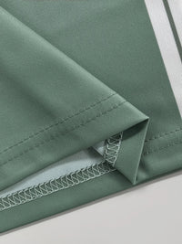 Conjunto de duas peças composto por camiseta de gola careca respirável e calça *oversized* de pernas largas.